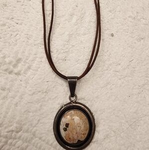 Leather necklace with stone